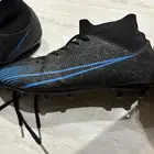 جزمة كورة زرقاء