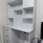 مكتب مع رفوف وادراج تخزين بحاله جيده