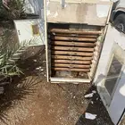 فقاستين وحده ثلاث ألف بيضه والثانيه 500 بيضه وكلهن شغالات.