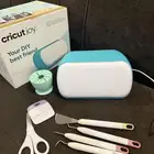 ألة قص كريكت جوي مع محتوياتها