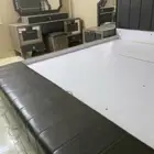 غرفة نوم مع تسريحة ودولاب واثنين كنبات ولوحة