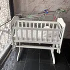 سرير اطفال مع هزاز