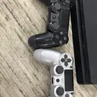 بلاستيشن 4 معه 5 شريط و 2 لعبه فورت و ركت ليق و2 يد