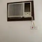 مكيف شباك5 وسرير مزدوج وتسريحة. وطاولة شاشه. وكنب حرف ال