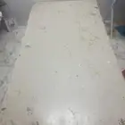 سرير خشب وطني يحتاج بس صبغ فيه كسر بسيط موضح بالصوره