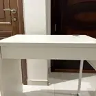طاوله بيضاء نظيفه للبيع