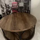 لوحه و طاولة قهوه و مقعد