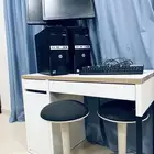 جهازين كمبيوتر HPمع مكتب وكرسيين