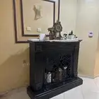 طاولة على شكل مدفأة كبيرة
