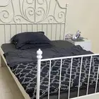 سرير ايكيا للبيع مع المرتبة