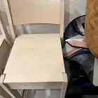طاولة صغيرة مع اثنين كرسي