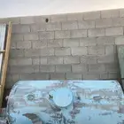 خزان نظيف مع القاعدة