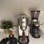 مكينة ومطحنة قهوة وأغراضها كاملة