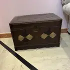كنب وفرشه ولوحات جداريه وصندوق مصالي وتحفه زجاج