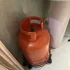 انبوبة غاز نص ممتلئه مع منظم وخرطوم