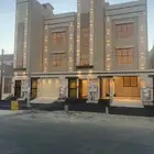 للبيع شقة علوية مساحة كبيرة وسطح خاص وسط الخدمات حي الراقي