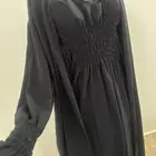 عباية مع فستان مشبوك فيها