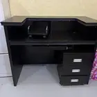 مكتب خشب لون بني مع دروج بعجلات