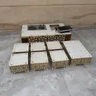 وجار ملكي مع طاولات الضيافة