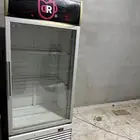 ثلاجة عرض عصيرات .