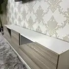 كرسي مرجيحة وطاولة تلفزيون