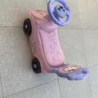 سياره اطفال صغيره.