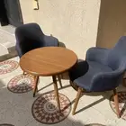 طاوله وكرسيين