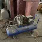 للبيع اثاث جديد وفيه مستخدم وفيه 2 مكينه تدبيس وتخيط