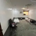 مساند   طاوله مكتب فيه حرق خفيف ظاهر بالصوره