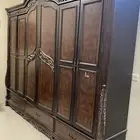 غرفة نوم بدون سرير
