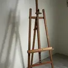 ستاند للرسم والعرض حجم كبير خالي من العيوب للإيجار اوالبيع