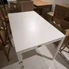 طاولة ايكيا بيضاء