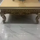 طاولة كبيرة لون ذهبي