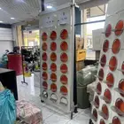 ديكور محل ورفوف وطاوله