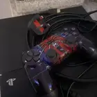 سوني فور مع شرطان يده