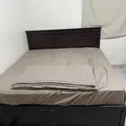 غرفه نوم مع كنبتين و كرسيين