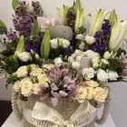 باقة ورد من محل patterns كبيرة وجميلة وفخمة بها تحف