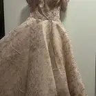 فستان ملكة تفصيل اللون لحمي اوف شولدر استخدام ساعات