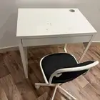 مكتب ايكيا أبيض مع كرسي دوار