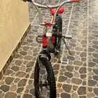 سيكل كوبرا الون اسود عليه خطوط حمرا