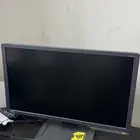 شاشة بي سي وطاولة وكرسي وسماعه