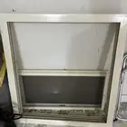 نافذة المنيوم سليمة ونظيفة تم عرضها للبيع لأقفال الفتحة