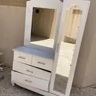 تسريح مع دولابها شبه جديده خشب محلي بمرايته بلمباته