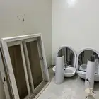 مغاسل احواض شباك مع الاطار مرواح سقف مضخة هواء على الباب