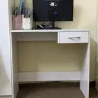 للبيع الطاولة فقط