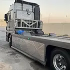 سطحه تحمل سيارتين متوجد في جده