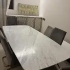 طاولة رخام مع ست كراسي ودولاب خدمه نظيفة