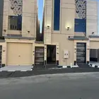 للبيع روفات علوية مودرن بموقع مميز 9 غرف شرق الخميس