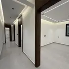 شقق علويه 6 غرف بتصميم فندقي قرب ممشي الراقي -بسعر 560الف