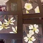 لوحات جدارية حلوه ونظيفه وفيه تعليقه ثياب جداريه مرتبه كلهن